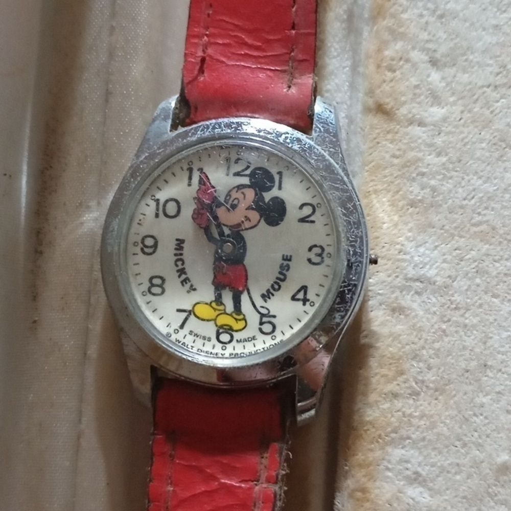 Mickey mouse watch vintage.